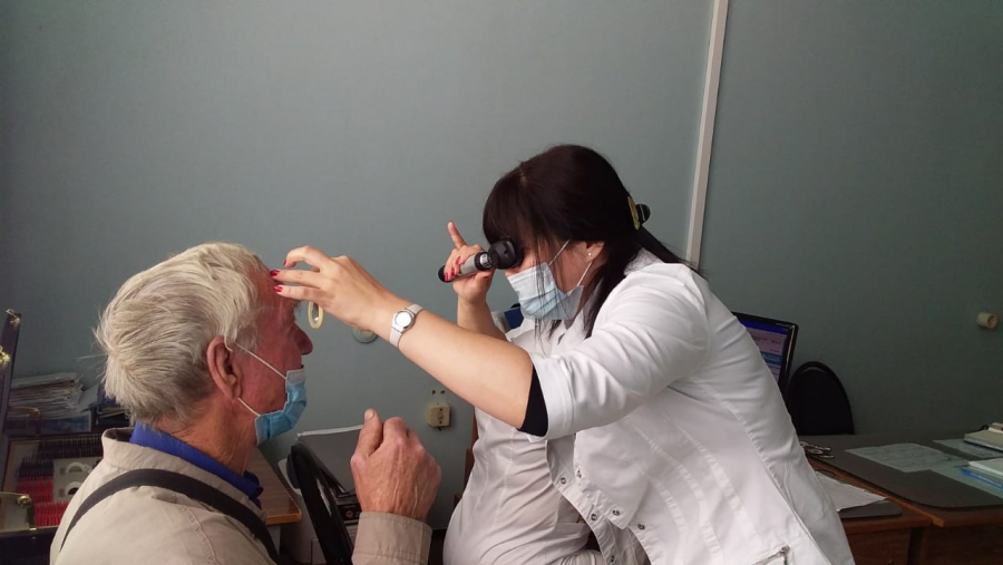 «Здоровое будущее»: на офтальмологическом осмотре побывали жители Маркса