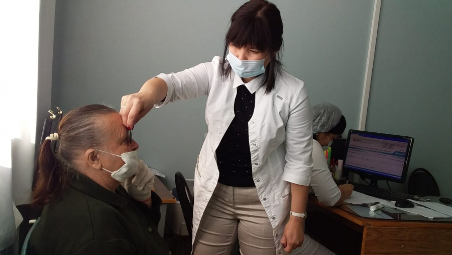 «Здоровое будущее»: на офтальмологическом осмотре побывали жители Маркса