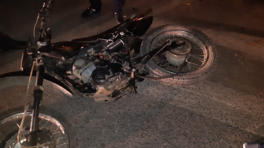 В Энгельсе мотоциклист рухнул на капот «Шевроле» после столкновения с «Грантой»