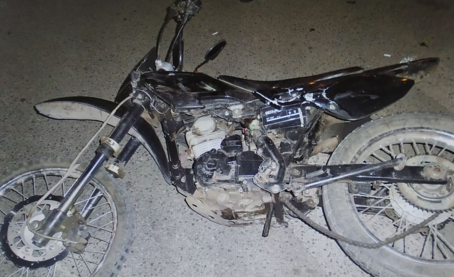 В Энгельсе мотоциклист рухнул на капот «Шевроле» после столкновения с «Грантой»