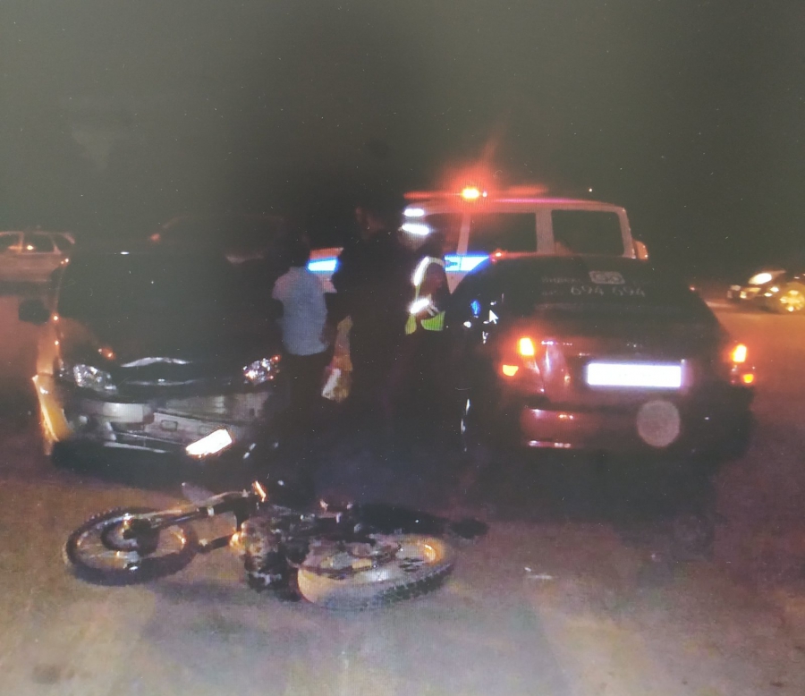 В Энгельсе мотоциклист рухнул на капот «Шевроле» после столкновения с «Грантой»