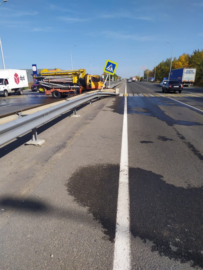 На Усть-Курдюмском шоссе водитель «КамАЗа» пострадал в ДТП