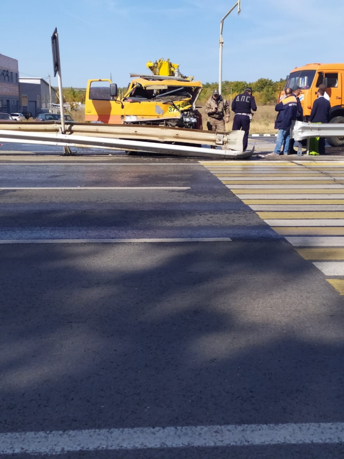 На Усть-Курдюмском шоссе водитель «КамАЗа» пострадал в ДТП