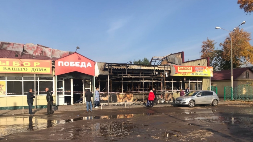 Ночью пожарные тушили Колхозный рынок