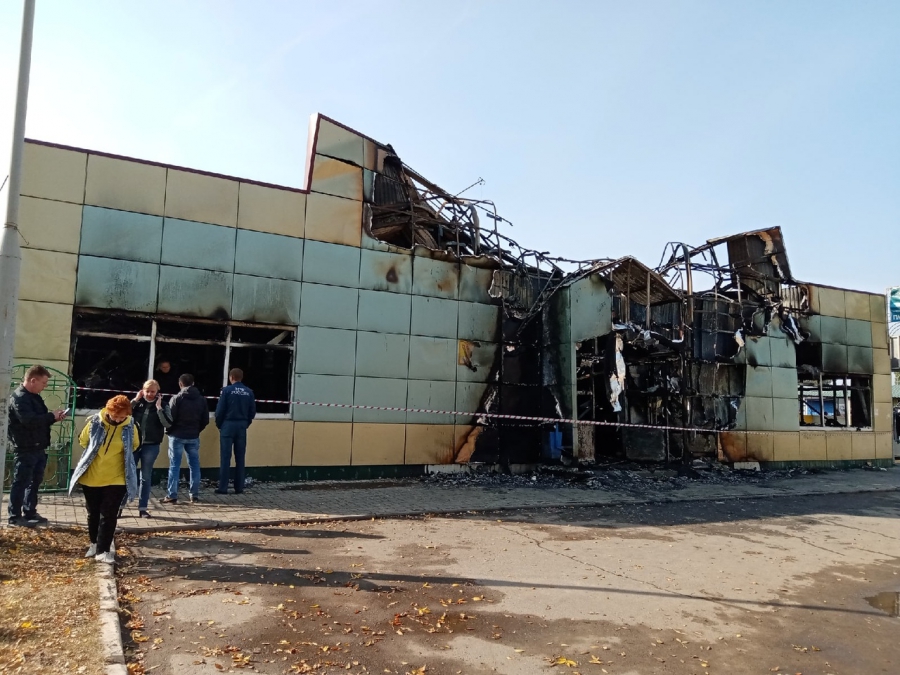 Ночью пожарные тушили Колхозный рынок