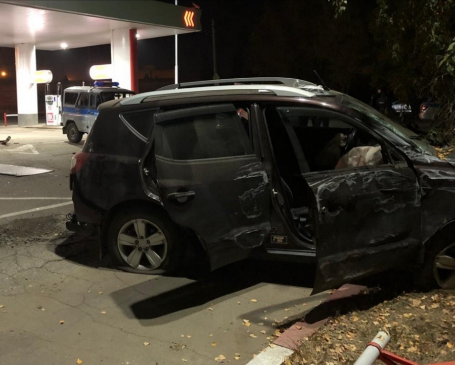 В Энгельсе водитель «Джили» протаранил заправку «Лукойл»