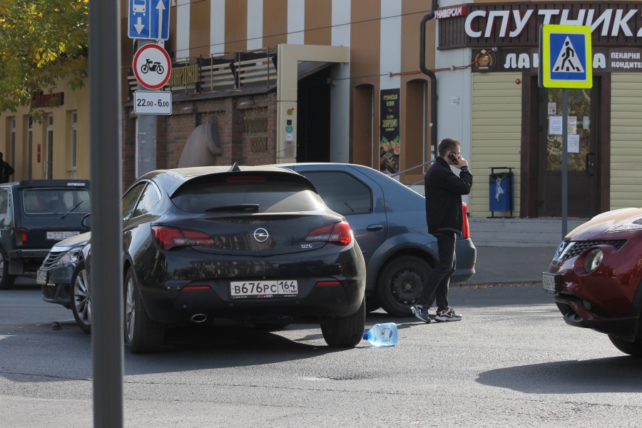 Столкнувшиеся иномарки перегородили Московскую