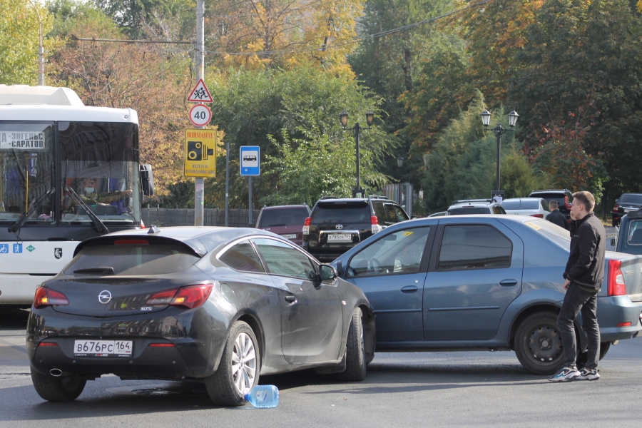 Столкнувшиеся иномарки перегородили Московскую