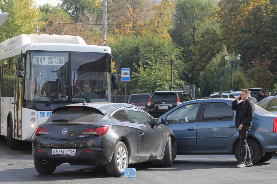 Столкнувшиеся иномарки перегородили Московскую