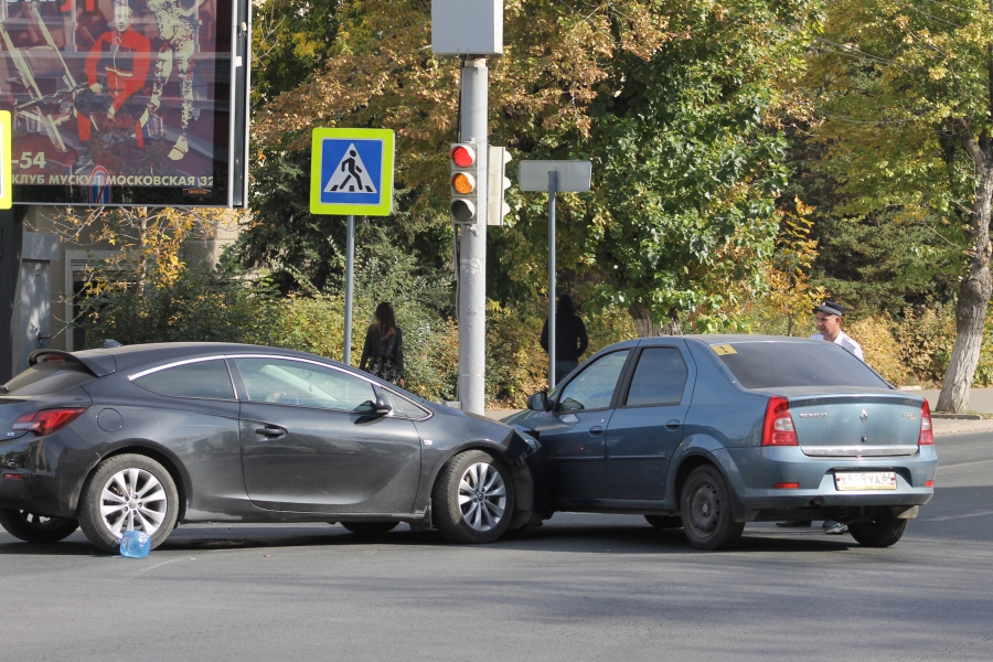 Столкнувшиеся иномарки перегородили Московскую