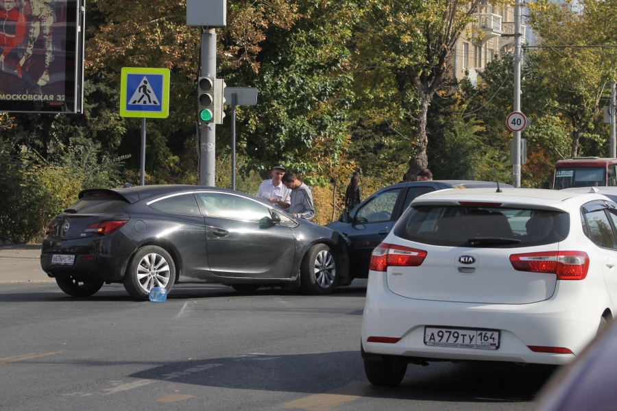 Столкнувшиеся иномарки перегородили Московскую