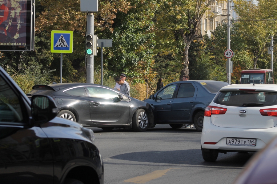 Столкнувшиеся иномарки перегородили Московскую
