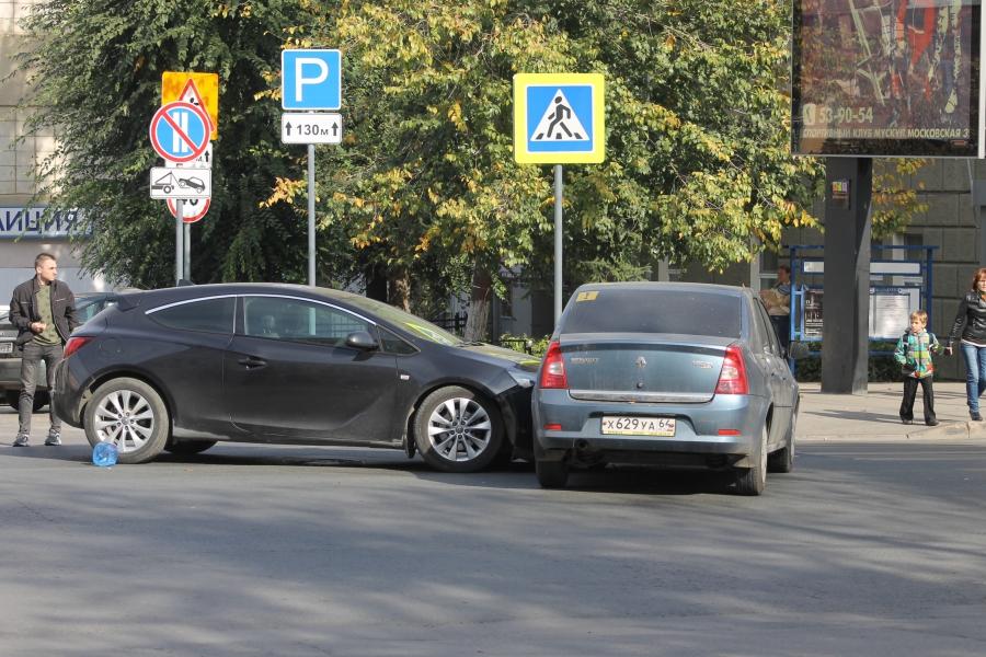 Столкнувшиеся иномарки перегородили Московскую