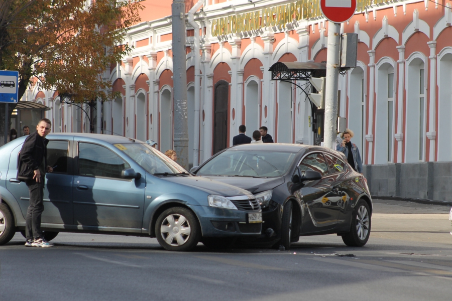 Столкнувшиеся иномарки перегородили Московскую