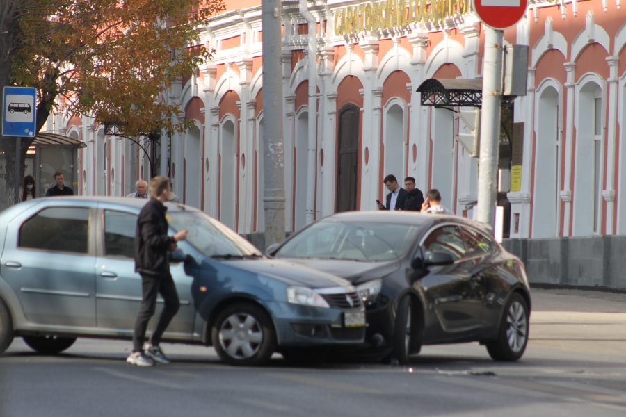 Столкнувшиеся иномарки перегородили Московскую
