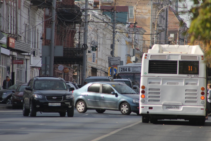 Столкнувшиеся иномарки перегородили Московскую