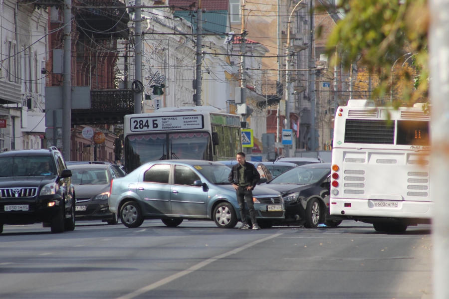 Столкнувшиеся иномарки перегородили Московскую