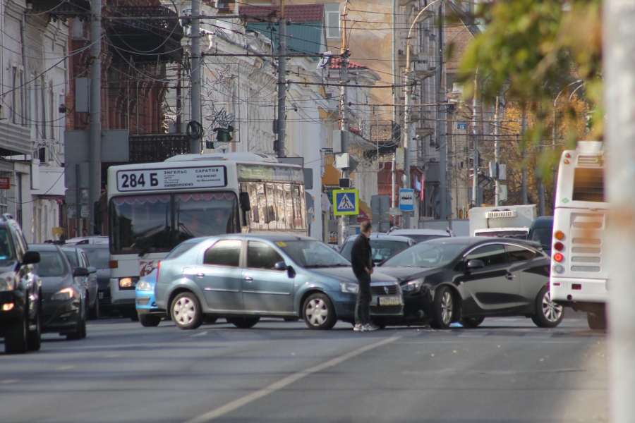 Столкнувшиеся иномарки перегородили Московскую