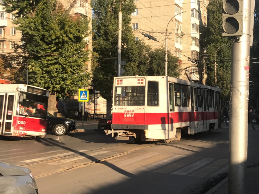 В Саратове из-за застрявшего трамвая массово встал электротранспорт