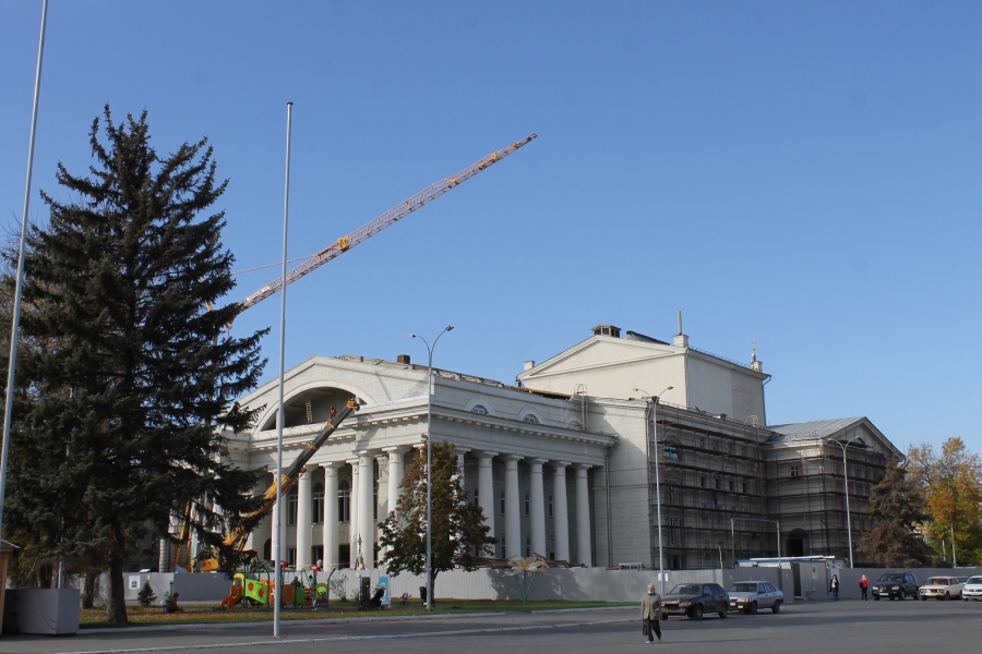 Арфистку и балерину сняли с фасада саратовского оперного театра