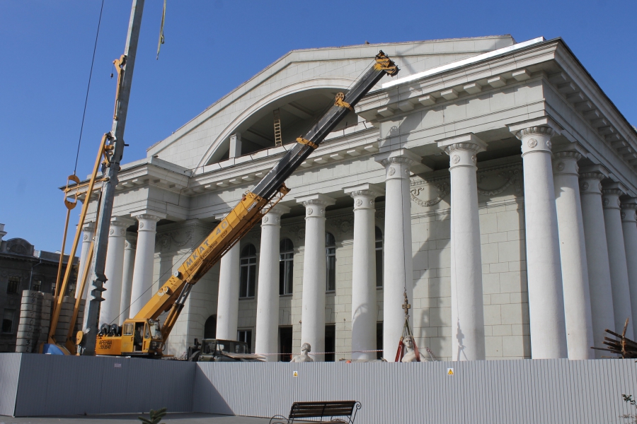 Арфистку и балерину сняли с фасада саратовского оперного театра