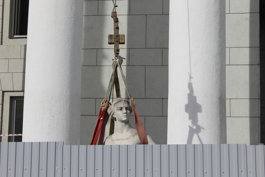 Арфистку и балерину сняли с фасада саратовского оперного театра