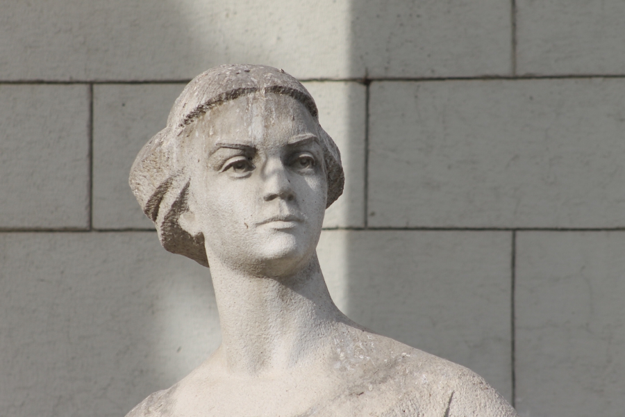 Арфистку и балерину сняли с фасада саратовского оперного театра