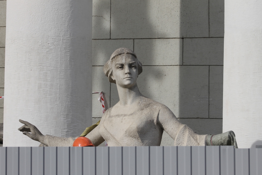 Арфистку и балерину сняли с фасада саратовского оперного театра