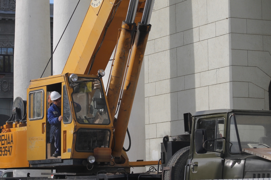Арфистку и балерину сняли с фасада саратовского оперного театра