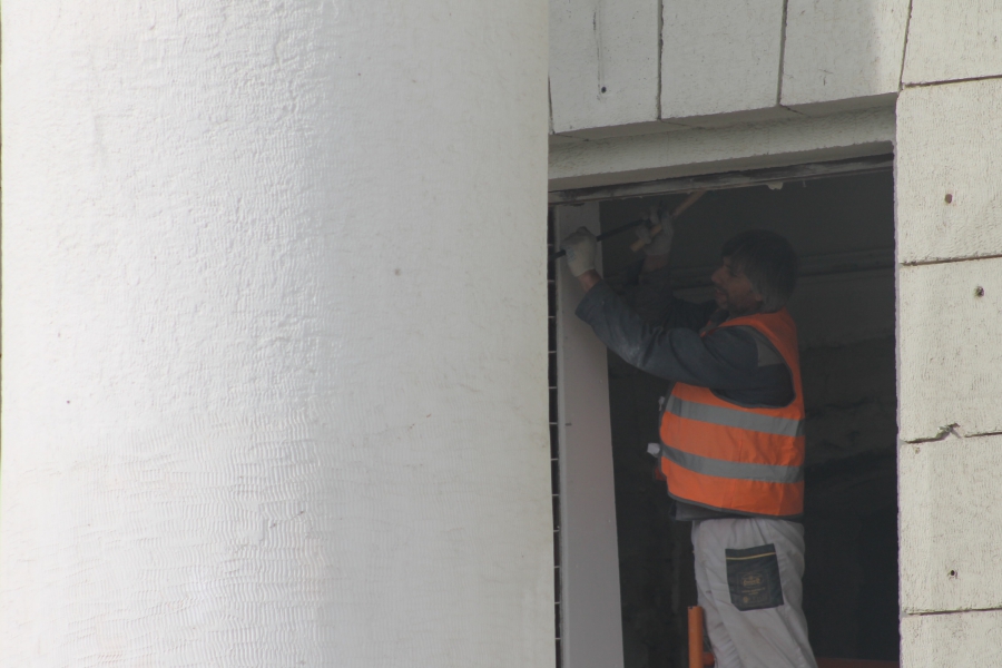 Арфистку и балерину сняли с фасада саратовского оперного театра