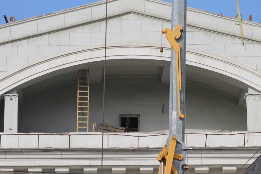 Арфистку и балерину сняли с фасада саратовского оперного театра