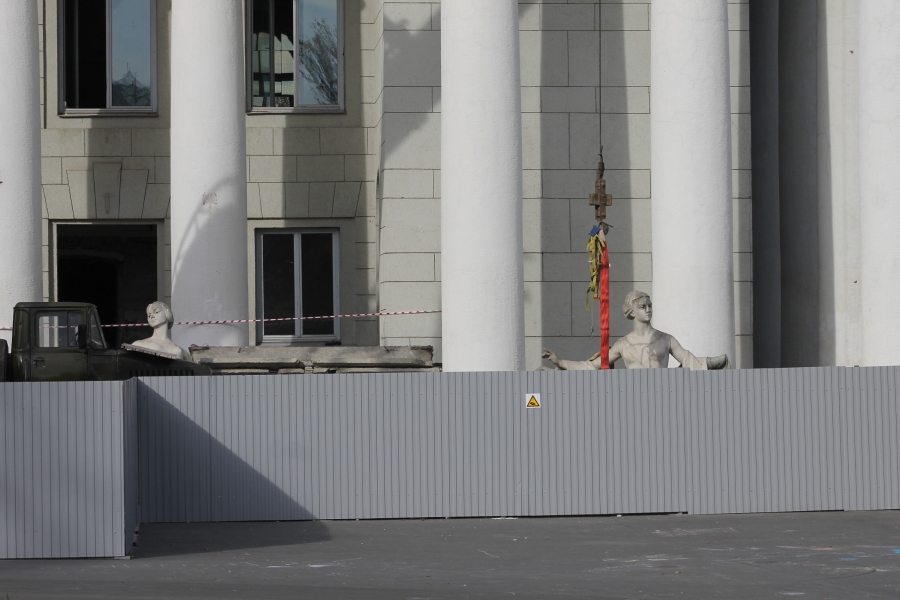 Арфистку и балерину сняли с фасада саратовского оперного театра