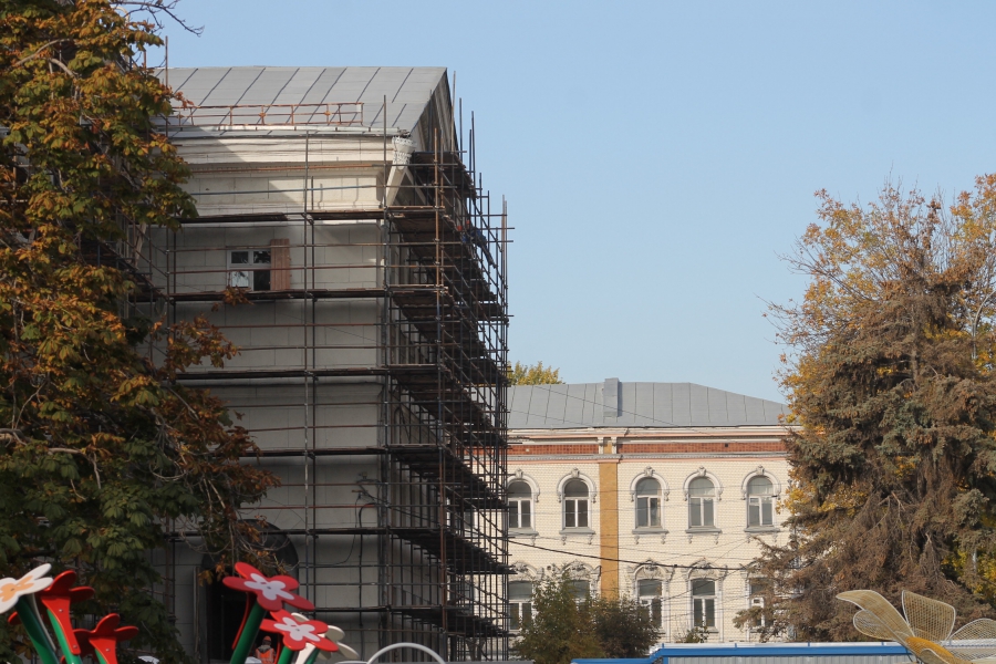 Арфистку и балерину сняли с фасада саратовского оперного театра