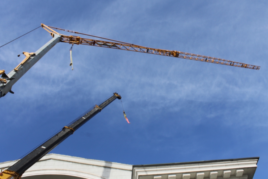 Арфистку и балерину сняли с фасада саратовского оперного театра