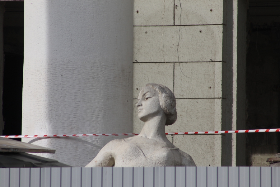 Арфистку и балерину сняли с фасада саратовского оперного театра