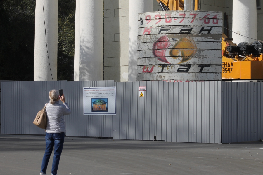 Арфистку и балерину сняли с фасада саратовского оперного театра