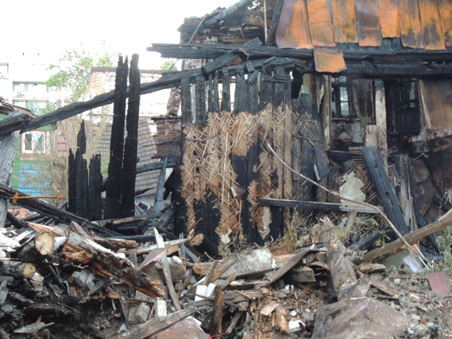 У погорельцев с Яблочкова отрезали «незаконную» горячую воду