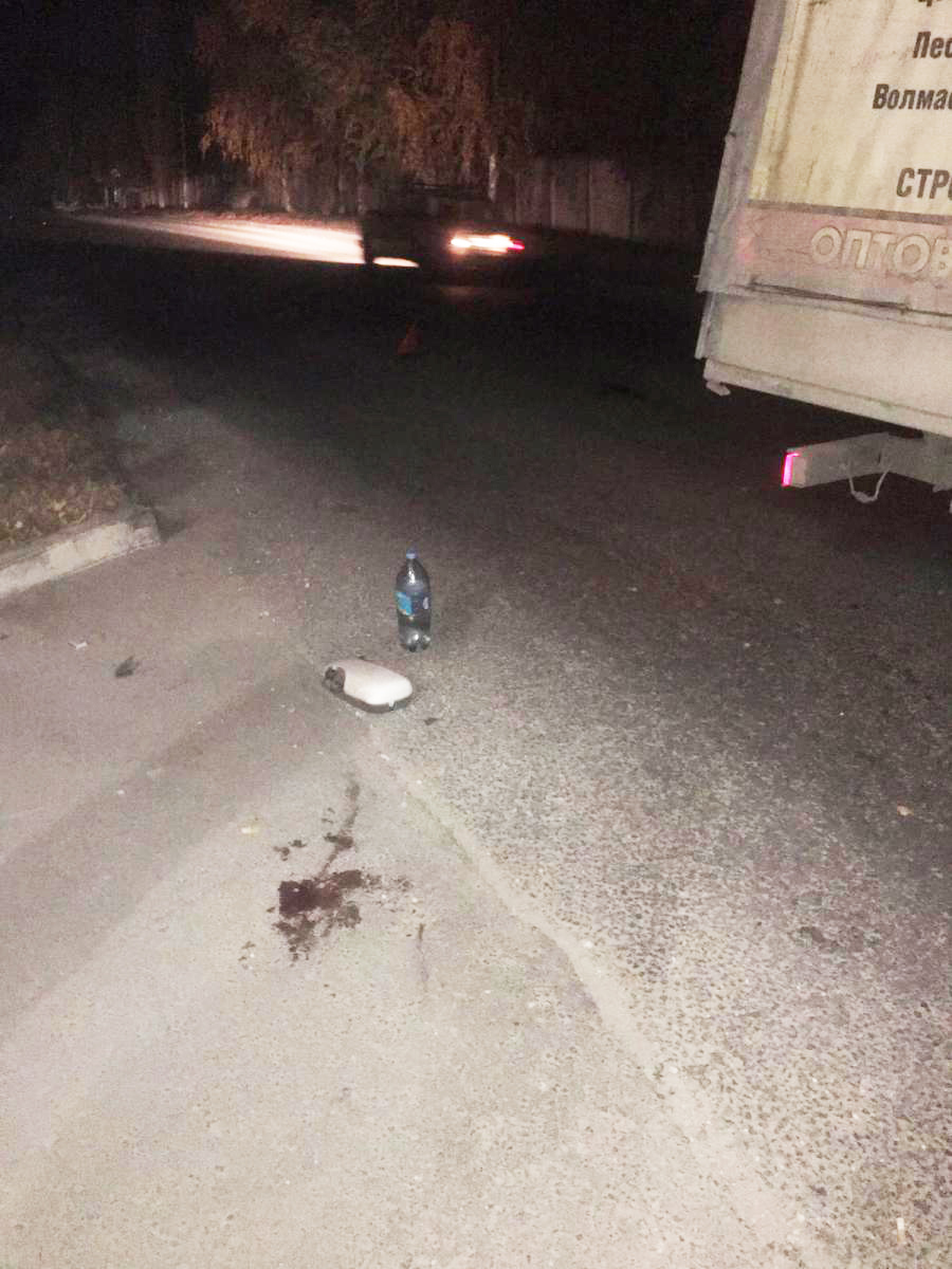 Велосипедист угодил под грузовик у памятника военным строителям