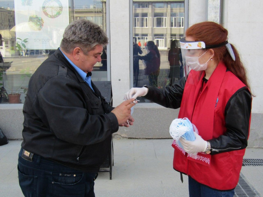 В саратов волонтерский штаб л. Волонтер пресс службы это. Волонтеры раздают георгиевские ленточки. Волонтерские организации в астрахани. Георгиевская ленточка волонтеры.