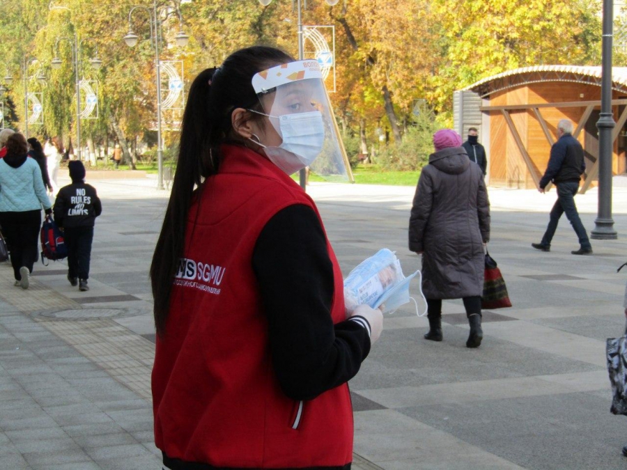 Волонтеры начали раздачу. Чехия волонтеры. Волонтеры раздают еду. Волонтеры начали раздачу. Волонтеры мы рядом.