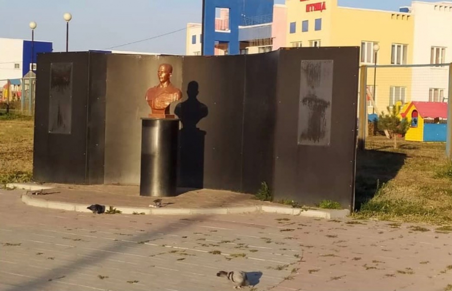 В Юбилейном с памятника Исаеву пропали информационные таблички