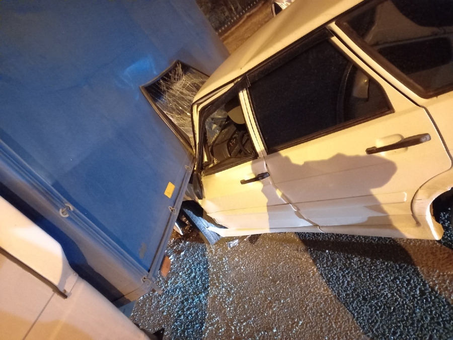 В Энгельсе водитель и пассажир-подросток пострадали в ДТП с грузовиком