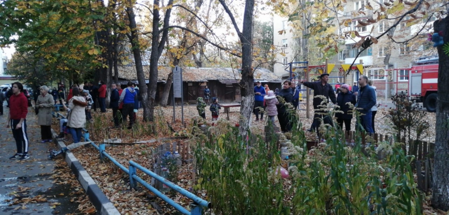 В Волжском районе эвакуировали людей из-за пожара в 5-этажке. Пострадала женщина