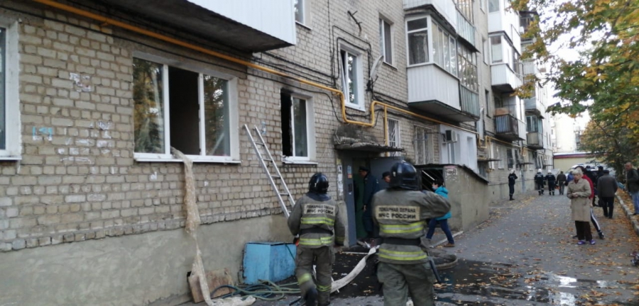 В Волжском районе эвакуировали людей из-за пожара в 5-этажке. Пострадала женщина