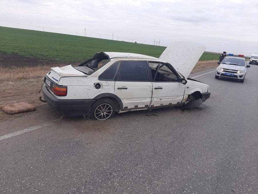 У Ястребовки легковушка в 5 людьми опрокинулась на дороге