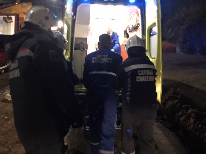 На Панфилова кабину «КамАЗа» расплющило о ковш экскаватора