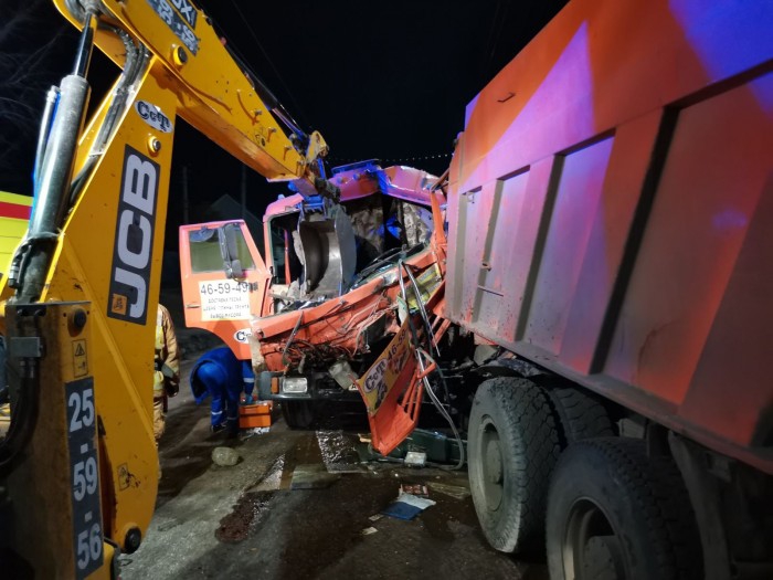 На Панфилова кабину «КамАЗа» расплющило о ковш экскаватора