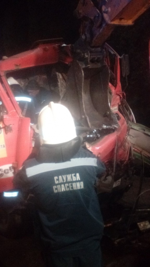 На Панфилова кабину «КамАЗа» расплющило о ковш экскаватора