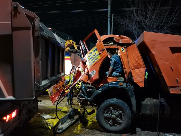 На Панфилова кабину «КамАЗа» расплющило о ковш экскаватора