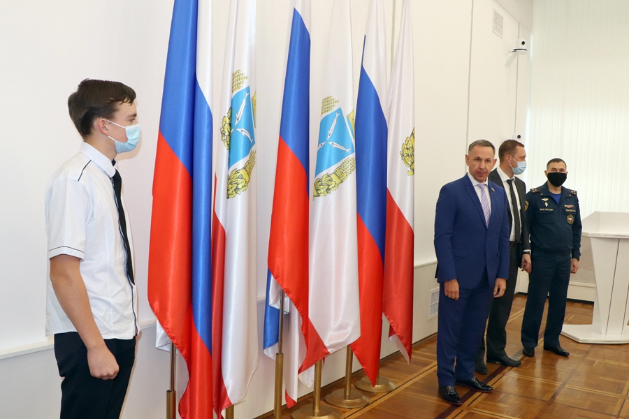 Саратовского юношу наградили медалью и часами за спасение человека на пожаре